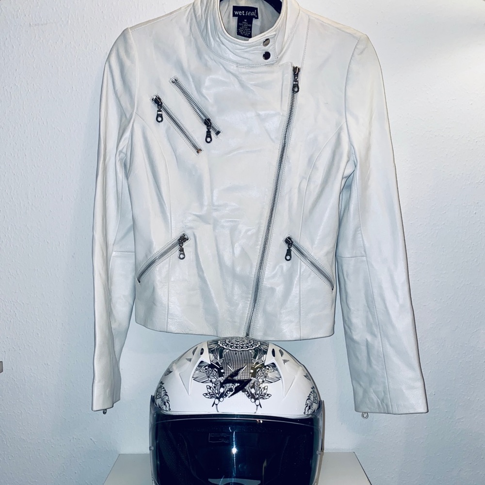 Super sexy white leather jacket and pretty helmet!